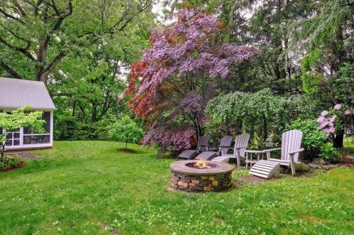 77 Pierce Dr, Pleasantville, NY 10570-1023