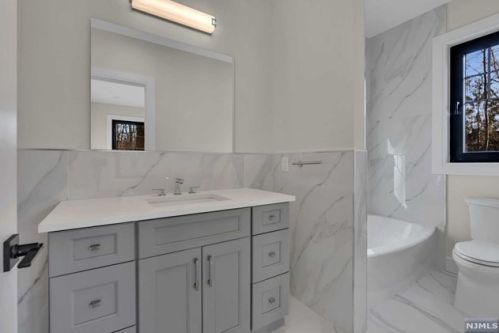 39 Pinehill Dr, Upper Saddle River NJ  07458-1927 exterior