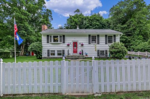 19 Mountain View Rd, Tompkins Corners, NY 10579-2017