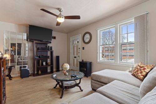 4941 24th St, Milwaukee, WI 53221-2927