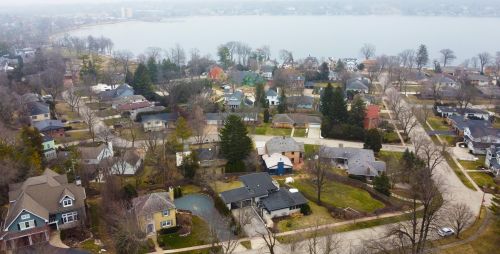 77 Lakeview Dr, Lake Geneva, WI 53147-9701