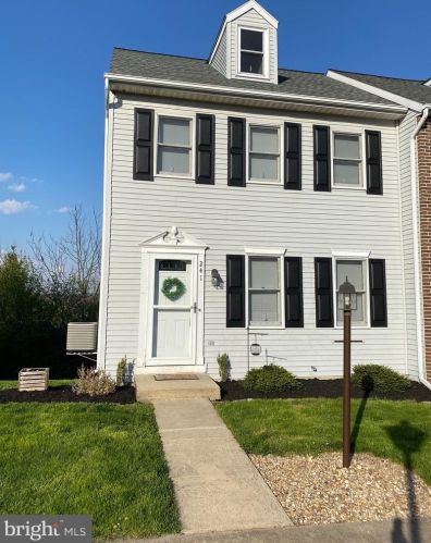 241 Heatherwood Dr, Ephrata, PA 17522-2656