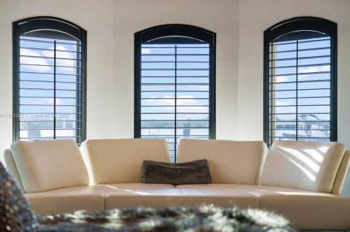 4828 Peninsula Dr, Daytona Beach FL 32127-7203 exterior