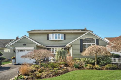 2600 Elderberry Rd, North Bellmore, NY 11710-1953