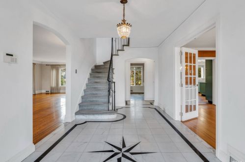 4 Winfield Ter, Great Neck, NY 11023-2019