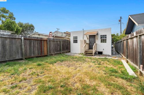 1122 89th Ave, Oakland CA  94621-1120 exterior