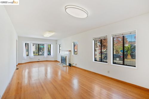 2368 Bartlett St, Oakland CA 94601-3213 exterior