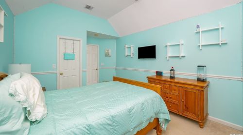 8 Daremy Ct, Lake Grove NY  11755-3226 exterior