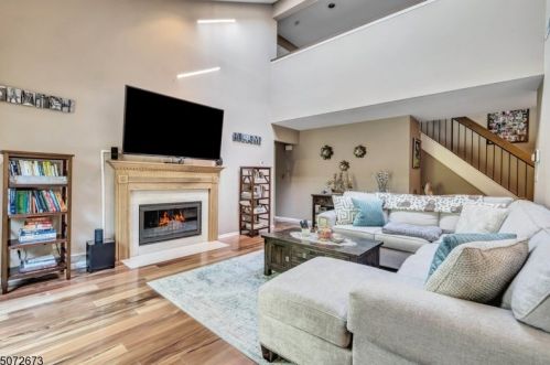 1 Parkside Ter, West Paterson, NJ 07424-2750