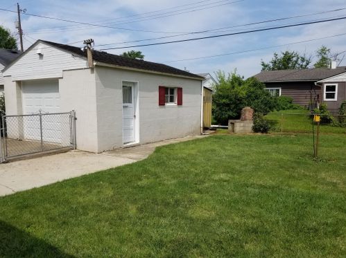 304 Middle Dr, West Jefferson OH  43162-1316 exterior