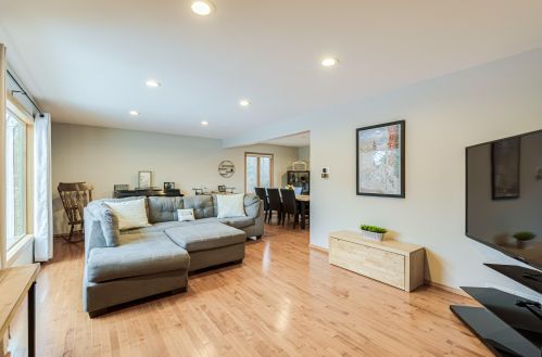 2415 Plum Tree Ct, Thiensville, WI 53092-5547