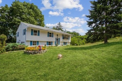 103 Hillcrest Dr, Marlborough, NY 12542-6312