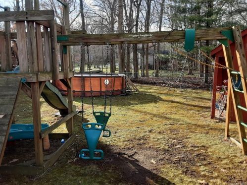 2 Marjorie Dr, Airmont NY  10901-7707 exterior