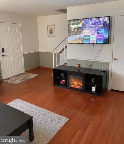 14463 Village Dr, Woodbridge VA  22191-2717 exterior