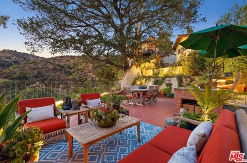 2300 Gardner Pl, Glendale CA 91206 exterior