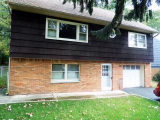 30 Wildwood Ter, Skyline Lakes, NJ 07456-2018
