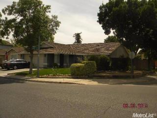 1103 Balsam Dr, Newman, CA 95360-1803