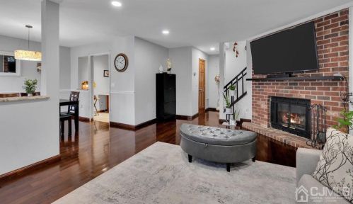 2 Covington Ct, East Brunswick NJ  08816-5127 exterior