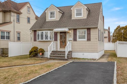 22 Garfield Pl, North Lindenhurst, NY 11757-5920