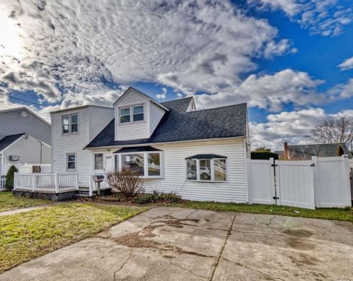 445 Putnam Ave, North Lindenhurst, NY 11757-3928