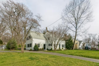 2 Miller Rd, Tokeneke, CT 06820-3015