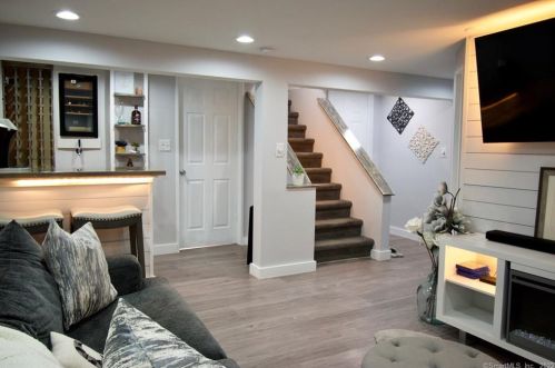 59 Carriage Dr, Wallingford CT 06492-3111 exterior