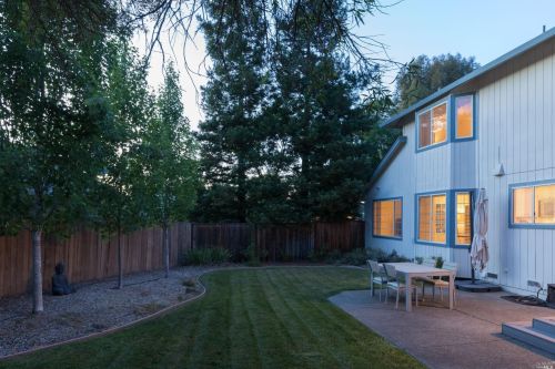 1195 Exeter Dr, Santa Rosa CA  95401-8823 exterior