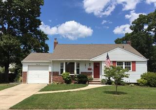 36 Burnage Ln, Babylon, NY 11702-1406