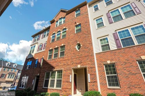 7043 Darbey Knoll Dr, Gainesville, VA 20155