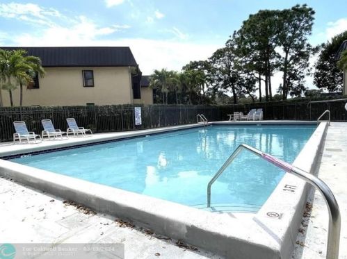 9232 1st St, Hollywood FL  33024-6334 exterior