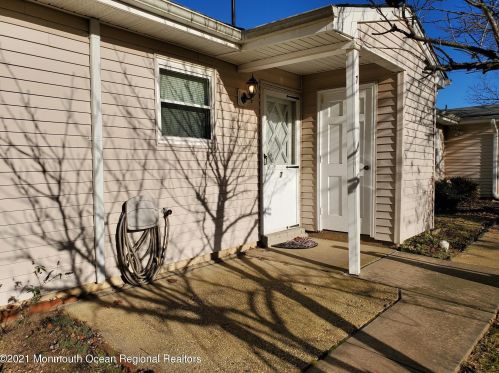 7 River Edge Dr, Bricktown, NJ 08724-1338