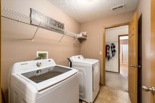 376 Enos Loomis St, Pataskala OH  43062-8160 exterior