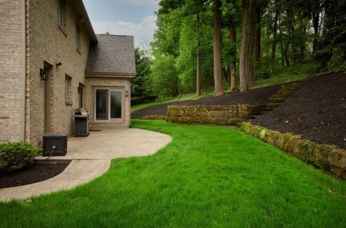 2039 Grove Dr, Gibsonia, PA 15044-6059