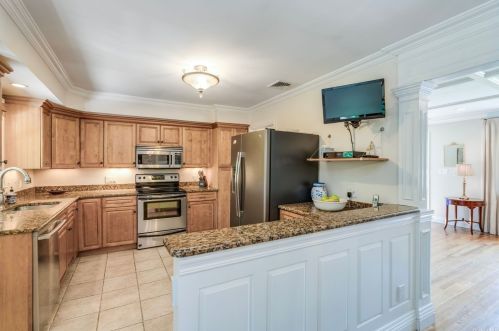 9 Doris Ct, Northport NY  11768-2000 exterior