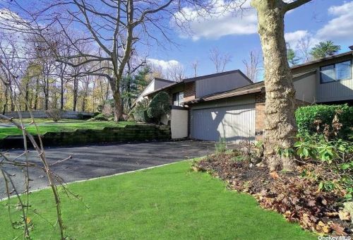 8 Wimbledon Ct, Muttontown NY  11753-2821 exterior