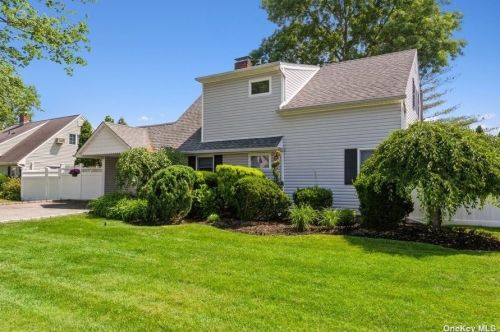 61 Wing Ln, North Wantagh, NY 11793-1262