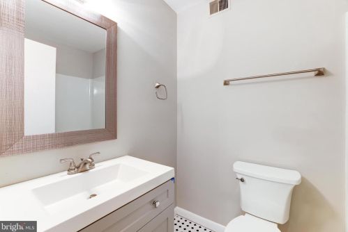 2053 Headlands Cir, Herndon VA  20191-3642 exterior