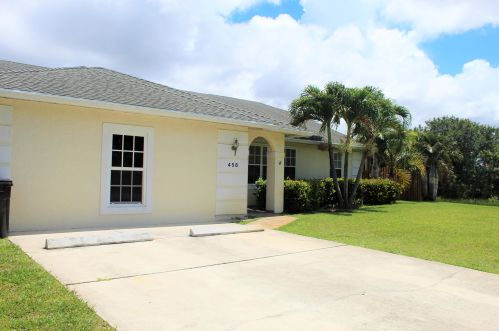 458 Camelot Dr, Fort Pierce, FL 34983-1746