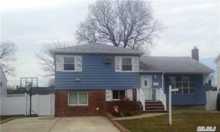 1674 Cherrywood Pl, Seaford, NY 11783-2028