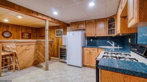 560 Lynne Dr, Greystone Park NJ  07950-3336 exterior