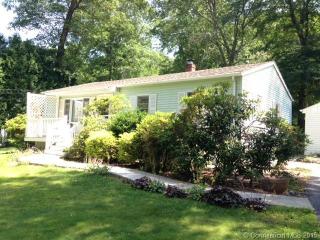 62 Pollys Ln, Uncasville, CT 06382-1426