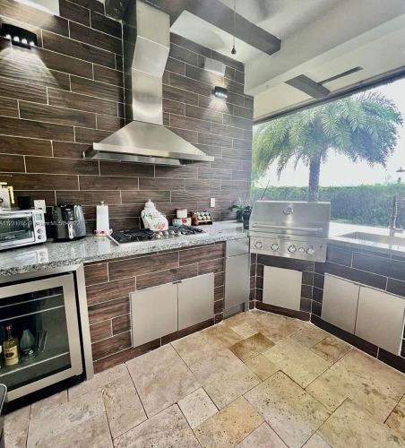 8625 169th Ter, Hialeah FL  33016-6158 exterior