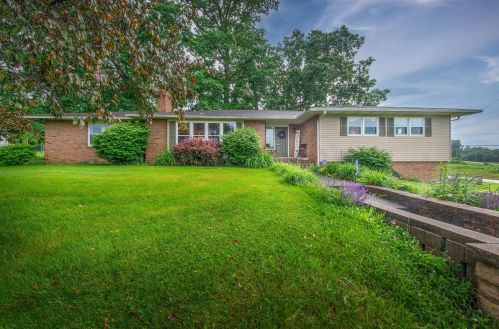 718 Wooster Rd, Mount Vernon, OH 43050-1435