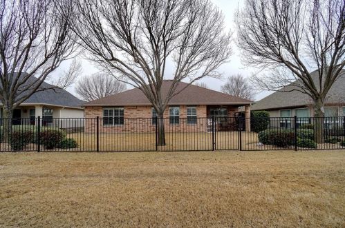 9404 Orangewood Trl, Denton TX  76207-8622 exterior