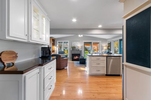 562 Larry Ln, Green Bay, WI 54311-7532