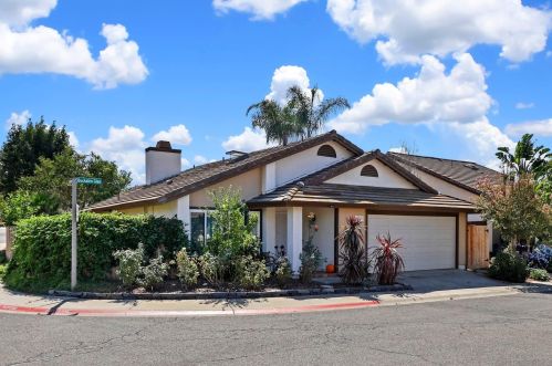 1993 Buckskin Gln, Escondido, CA 92027-1157