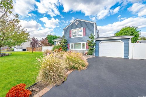 5 Young St, Babylon, NY 11704-2922