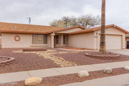 5800 Hillerman Dr, Tucson, AZ 85746-3313
