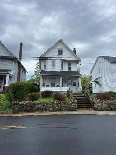 774 Market St, Bangor, PA 18013-1704