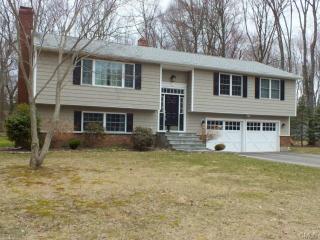 20 Green Acres Ln, Bridgeport, CT 06611-2605
